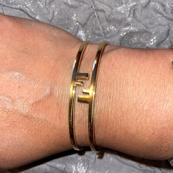 Preloved Fendi O’Lock bracelet pristine condition size M 6.5/7” gold color. - Picture 3 of 9